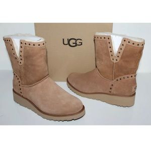 NEW, NEVER WORN BROWN CYD UGG BOOTS